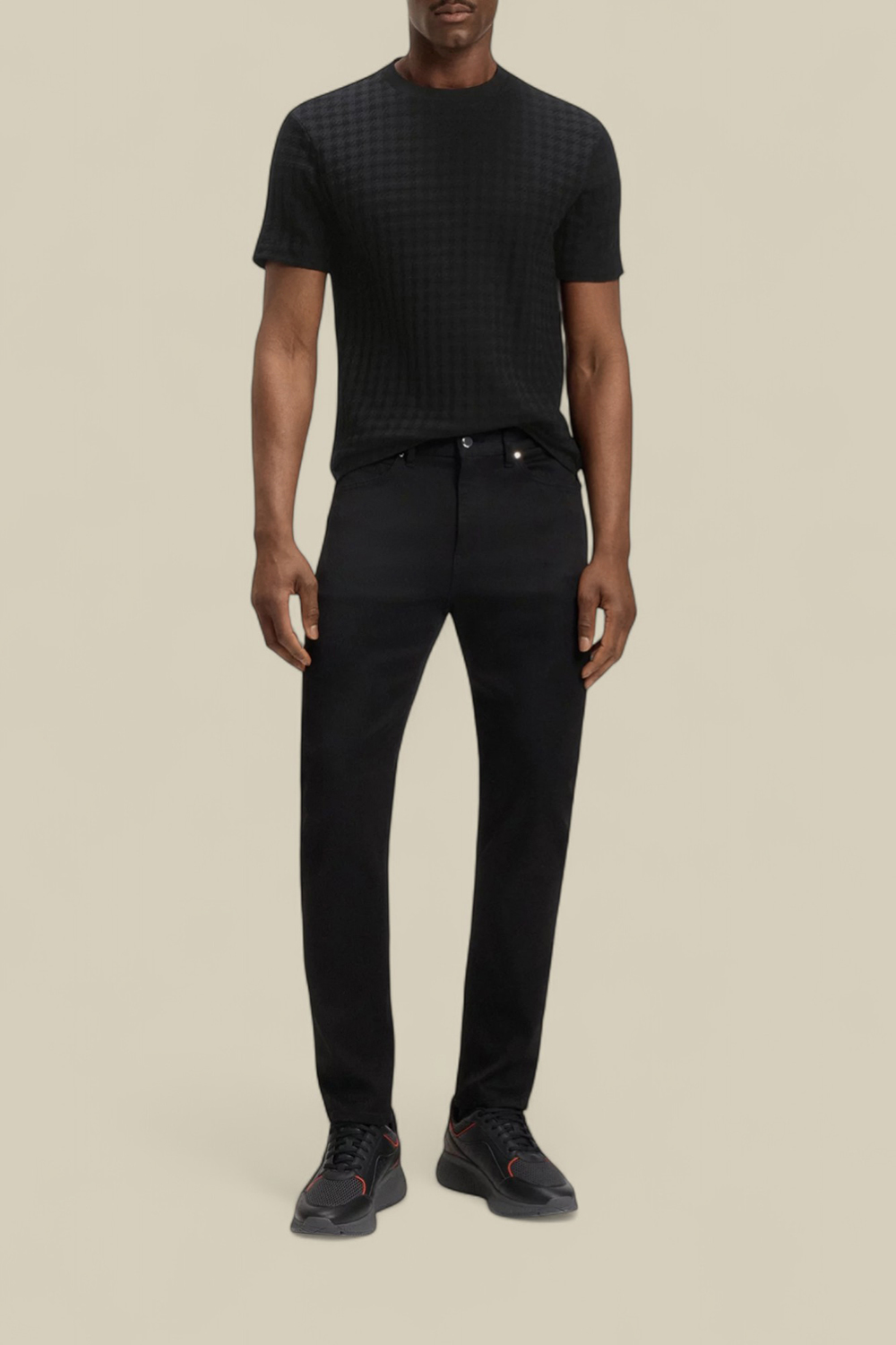 תמונת כל הלוק של חולצת טי בוס X פורשה